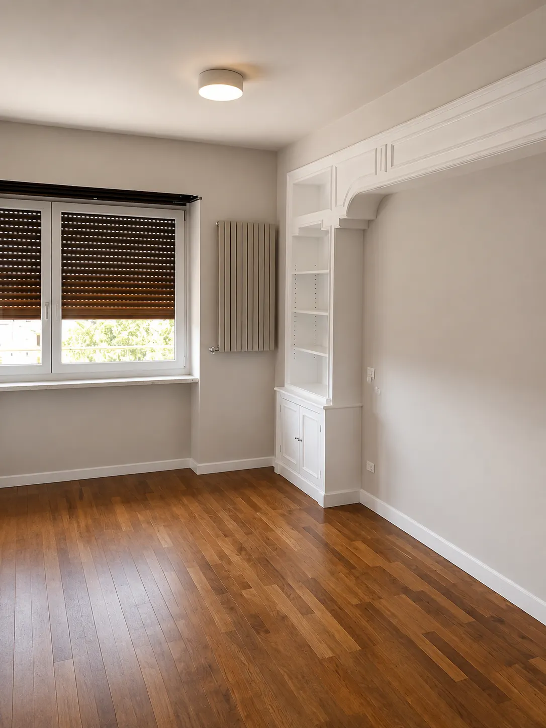 Stanza completata con parquet e arredo a parete