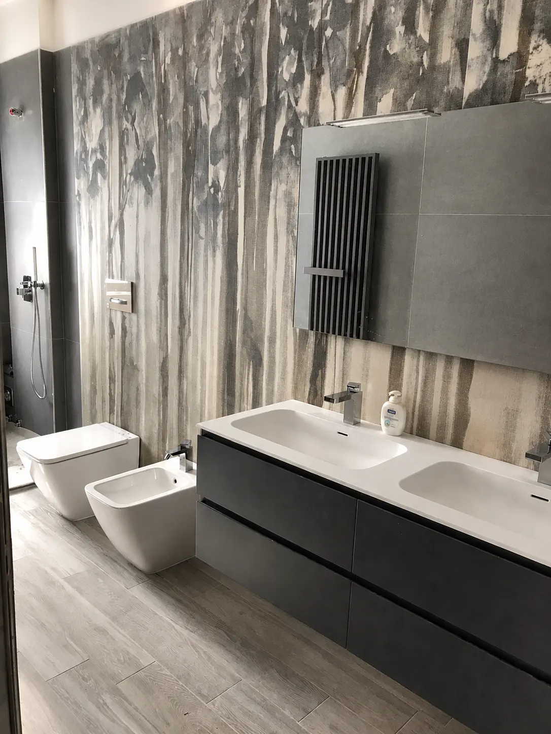 Doppio lavabo e sanitari nel bagno completato