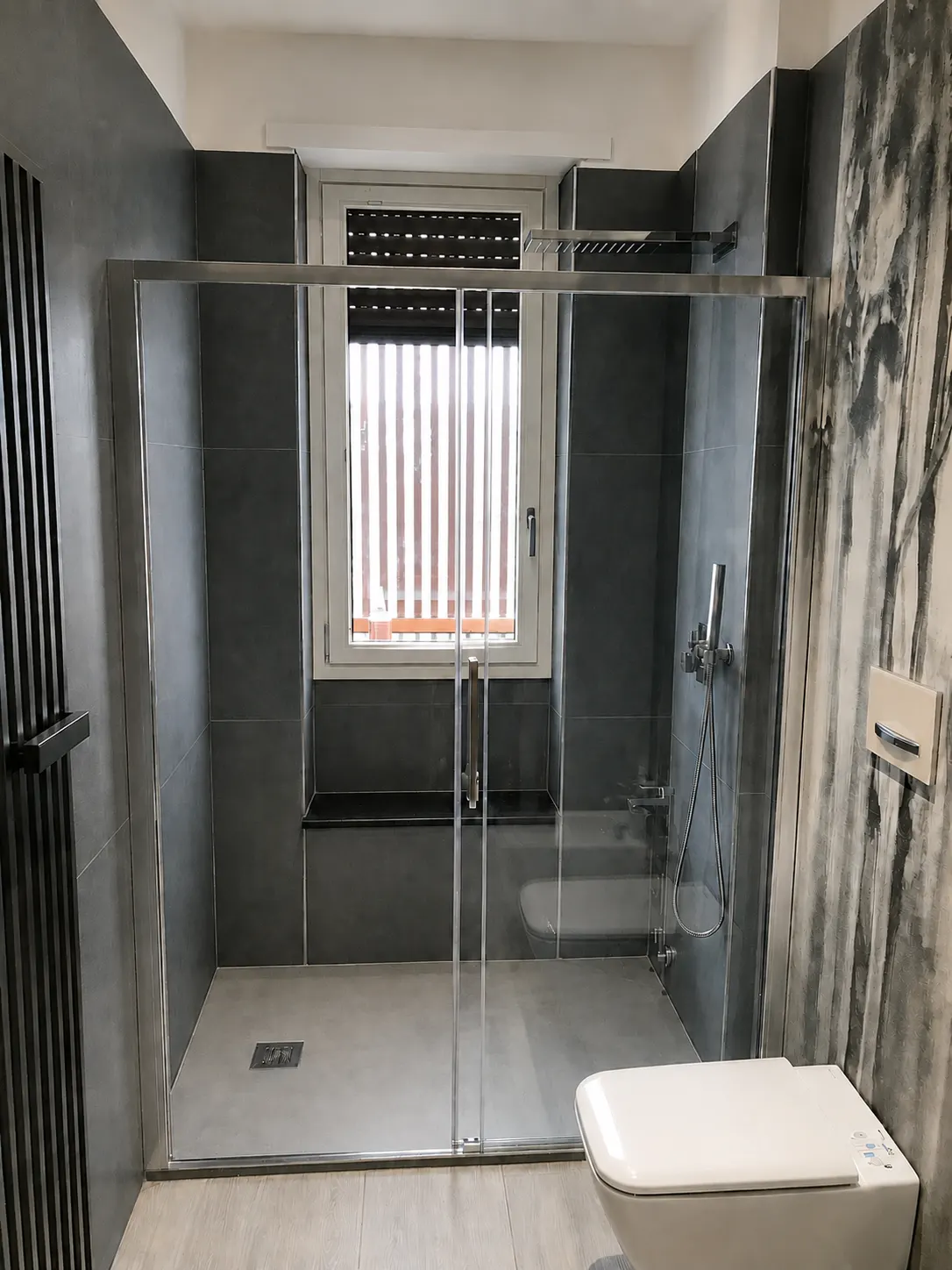 Doccia e rivestimenti del bagno completato