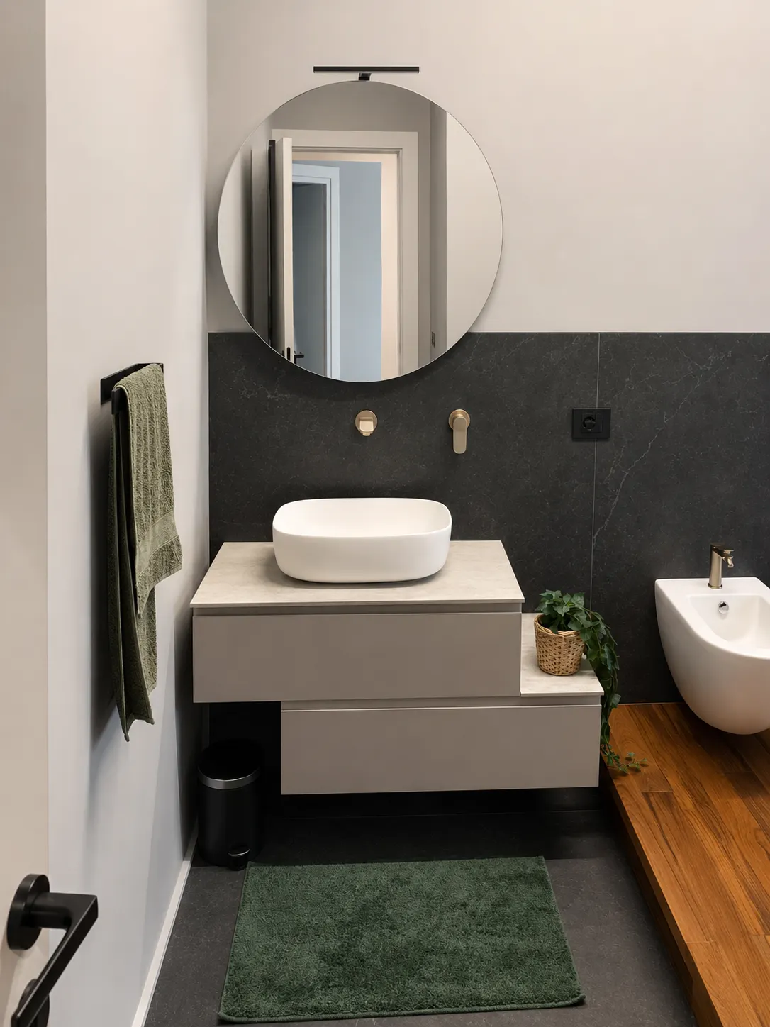 Lavabo e specchio rotondo nel bagno completato