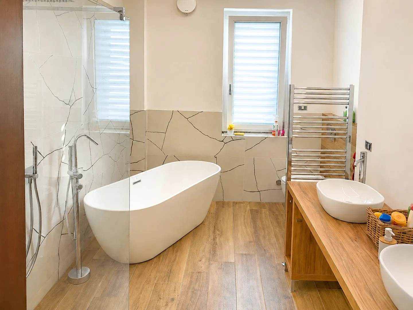 Bagno completato con vasca freestanding e mobile in legno