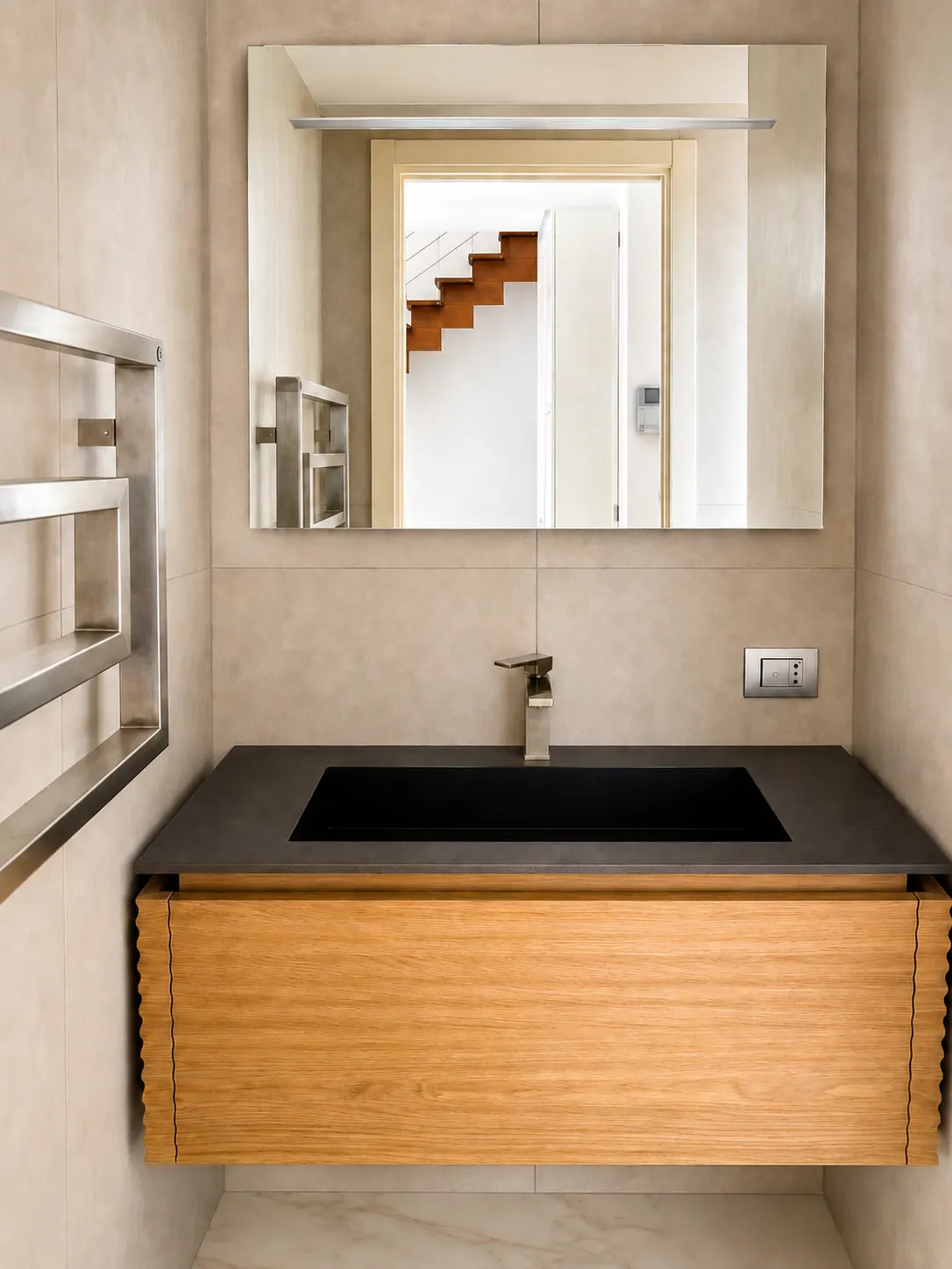 Mobile bagno in rovere con lavabo scuro e grande specchio