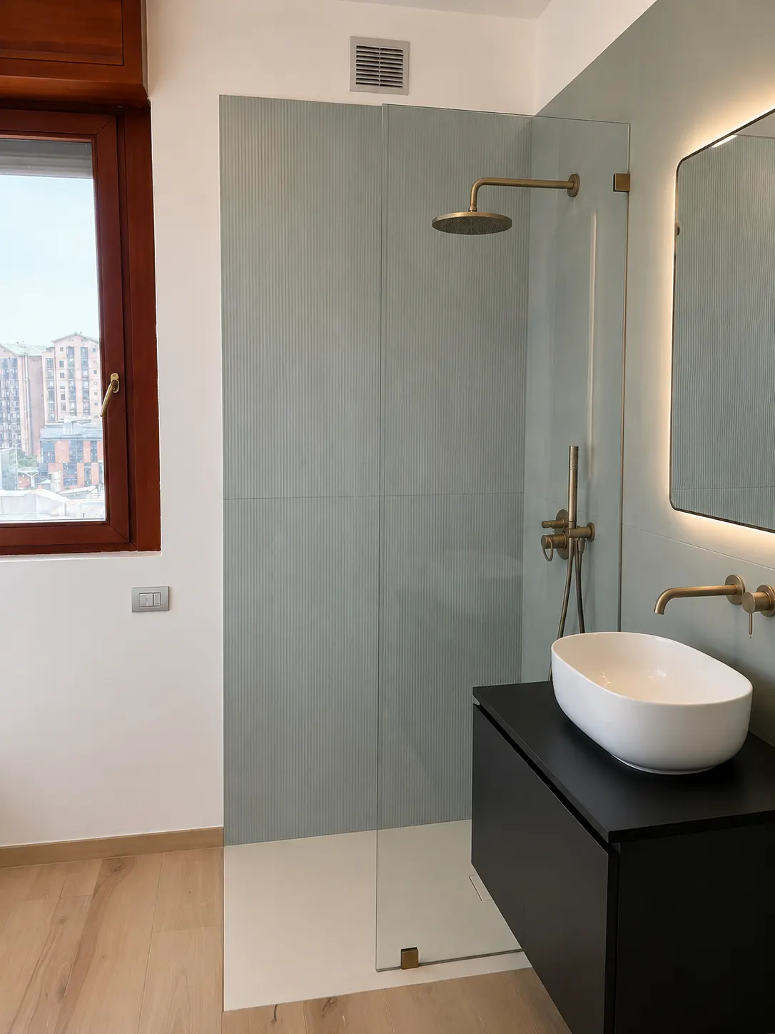 Bagno verde salvia completato con doccia walk-in e lavabo