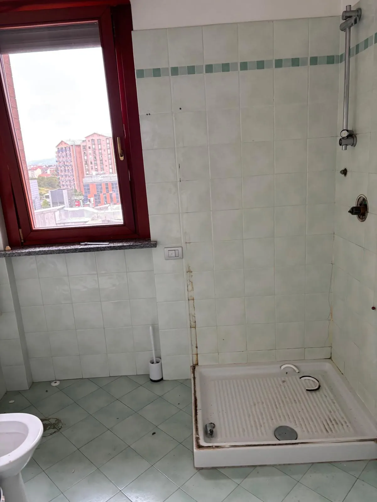 Bagno con vecchio piatto doccia e rivestimenti prima dei lavori
