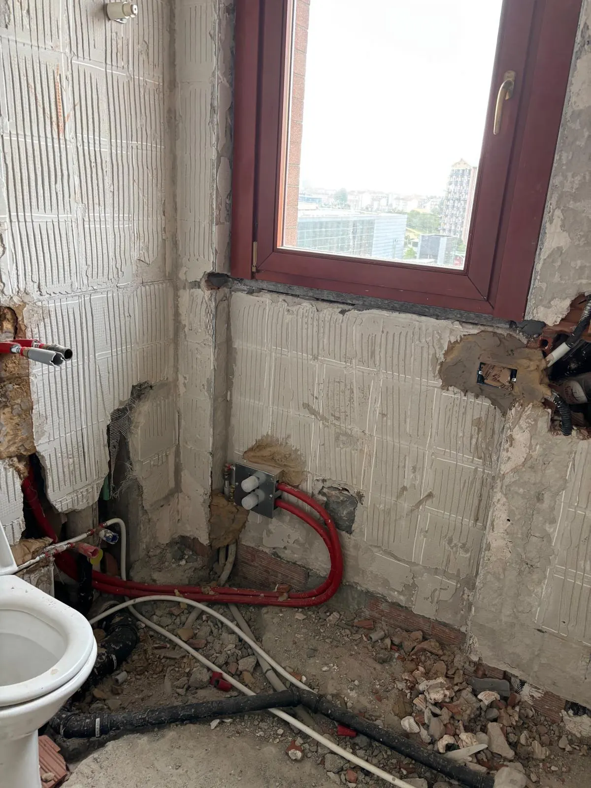Bagno demolito durante la predisposizione dei nuovi impianti