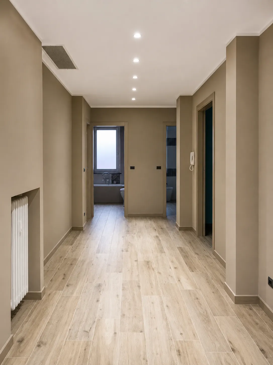 Corridoio completato con controsoffitto e illuminazione integrata
