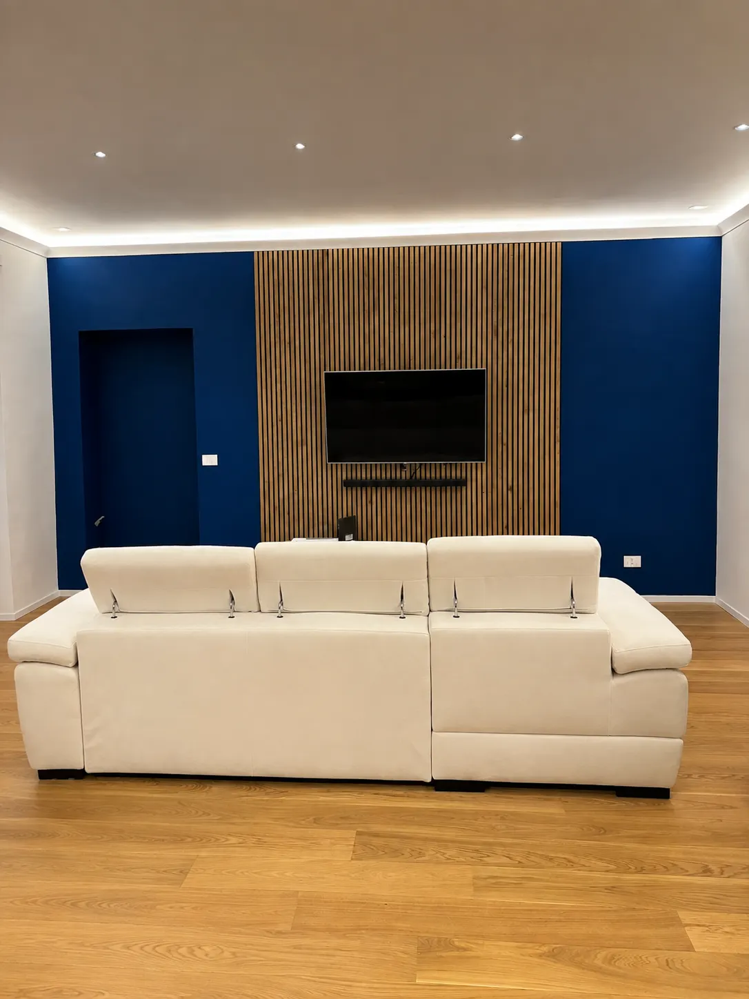 Parete attrezzata a listelli e zona living completata