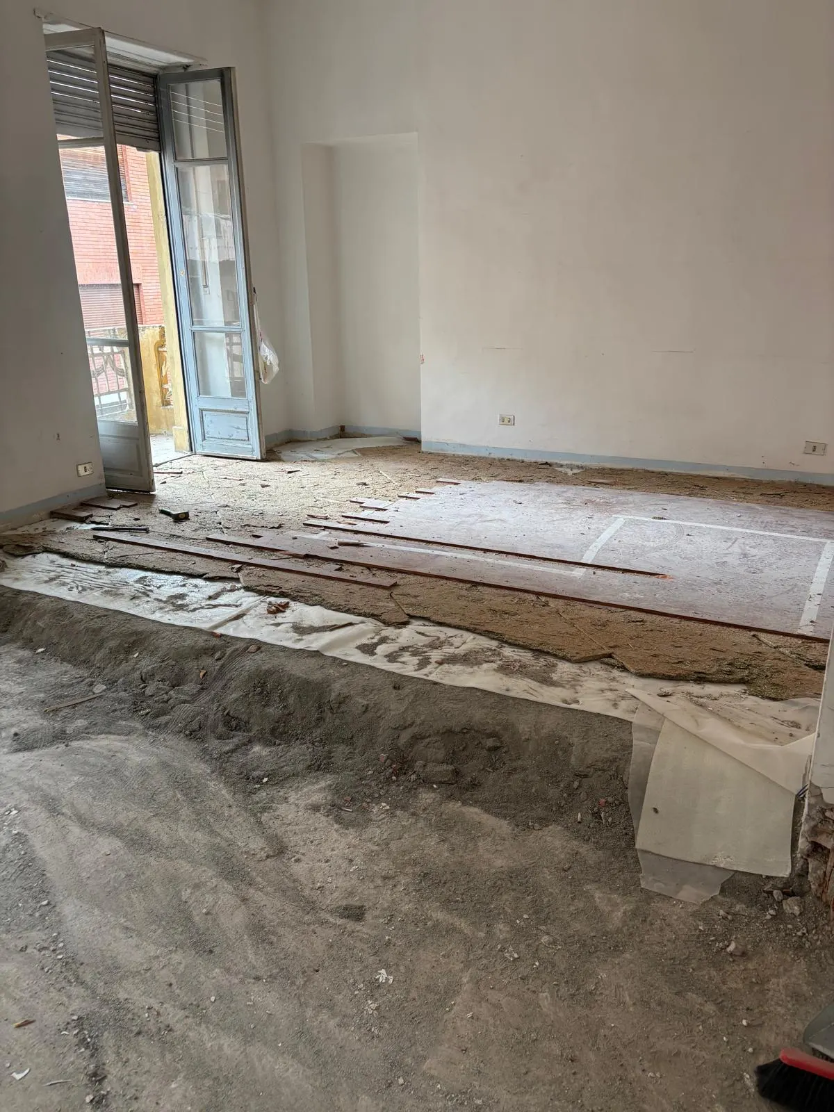 Ambiente della zona giorno prima delle nuove finiture